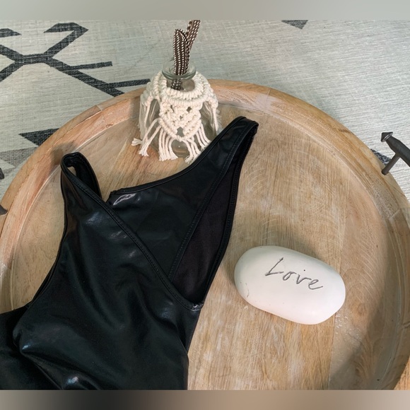 Seduction wet/leather look body suit - Picture 6 of 8